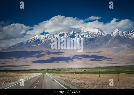 Eine der schönsten Bergstraßen der Welt - Karakorum Highway in China Stockfoto