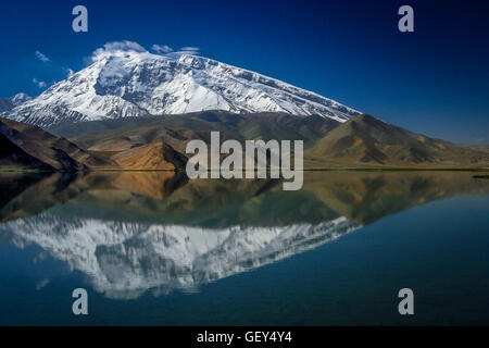 Gebirge Spiegelung in der Kara-Kul-See in Karakorum China Stockfoto