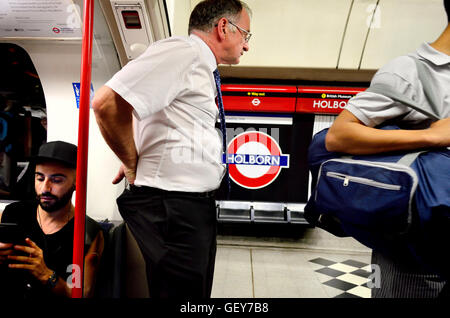 London, England, Vereinigtes Königreich. Passagier auf eine u-Bahn in Holborn station Stockfoto