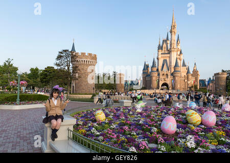 Cinderellas Schloss mit Osterdekoration im Tokyo Disney Resort in Japan Stockfoto