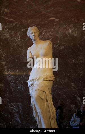 Die Venus von Milo ist eine antike griechische Skulptur auf dem Display an den Louvre in Paris, Frankreich. Stockfoto