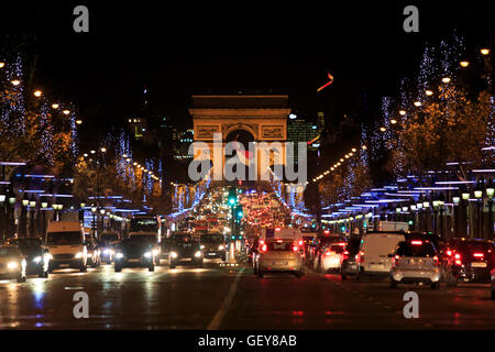 Der Arc de Triomph wie gesehen, wenn man entlang der Champs-Elysees in Paris, Frankreich Stockfoto