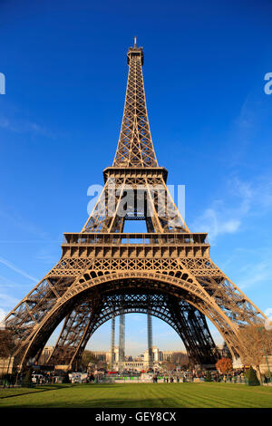 Der Eiffel-Turm aus den Gärten der Champs de Mars in Paris, Frankreich Stockfoto