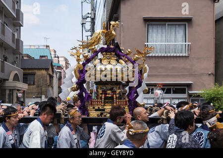 Ein tragbarer Schrein wird durch die Straßen rund um den Senso-Ji Tempel während die Sanja Matsuri 2016 realisiert. Asakusa, Tokio Stockfoto