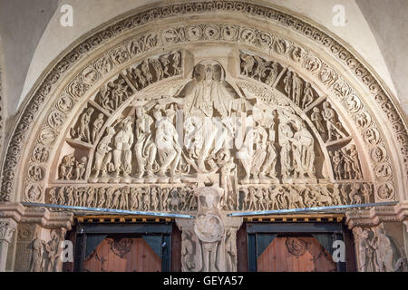 Geschnitzte Tympanon in der Abteikirche Sainte Marie-Madeleine, Vézelay. Frankreich. Stockfoto