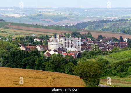 Erhöhter Blick auf das Dorf Chitry-le-Fort, Frankreich. Stockfoto