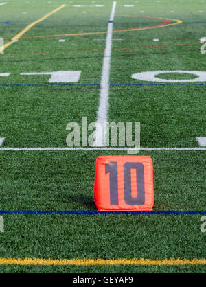 10 Yard Linie Marker auf Fußballplatz Stockfoto