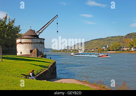 Geographie / Reisen, Deutschland, Rheinland-Pfalz, Andernach am Rhein, Landkreis Mayen-Koblenz, alte Krahnen gebaut: 1554-1559, verwendet bis 1911, Leutesdorf auf der anderen Seite des Rheins, Frachtschiff, paar, Mayen Koblenz, Stockfoto