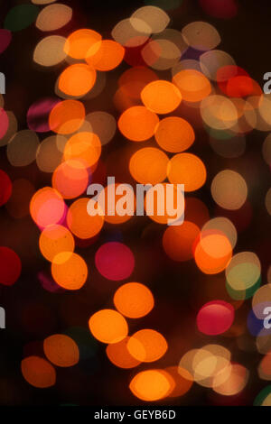 Bokeh von bunten Lichtern auf einem Weihnachtsbaum Stockfoto