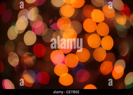 Bokeh von bunten Lichtern auf einem Weihnachtsbaum Stockfoto