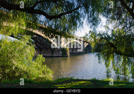 Entlang des Flusses Guadalquivir in Sevilla, Spanien Stockfoto