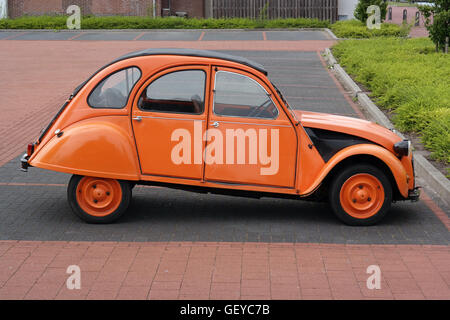 Orange lackiert Oldtimer-Citroen 2CV Stockfoto