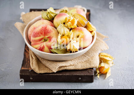 Verschiedene Früchte in eine große Schüssel Stockfoto