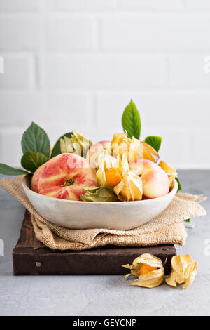 Verschiedene Früchte in eine große Schüssel Stockfoto