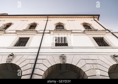 Fassade eines alten italienischen mittelalterlichen Gebäudes. Stockfoto