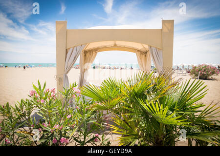 Tropischer Garten mit Pavillon Sandy gefärbt am Strand. Stockfoto