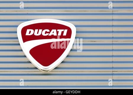 Ducati-Logo an der Wand Stockfoto