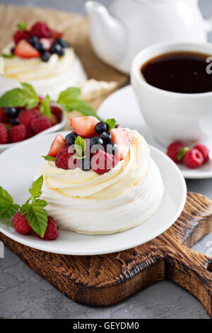 Pavlova Kuchen mit Sahne und frischen Beeren Stockfoto