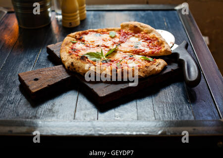 Pizza Margherita frisch gebacken auf einem Tisch im café Stockfoto