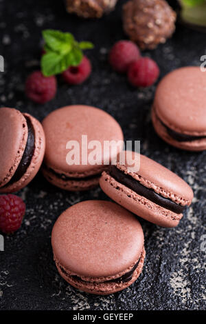 Schokolade und Himbeeren französische Macarons mit Ganache füllen Stockfoto