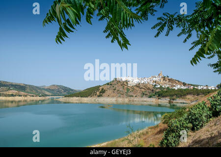 Iznajar Stadt spiegelt sich in den See aus dem Osten. Andalusien, Spanien Stockfoto