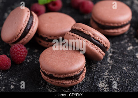 Schokolade und Himbeeren französische Macarons mit Ganache füllen Stockfoto