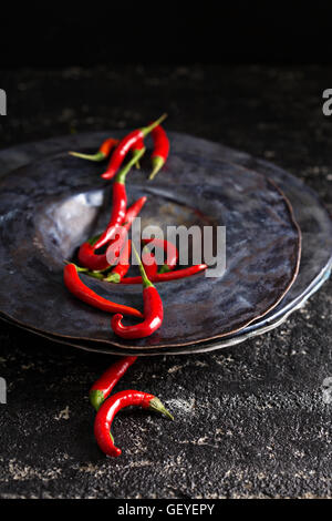 Rote Chilischoten in einer Tasse Stockfoto