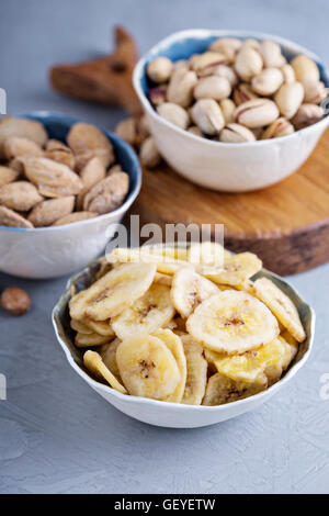 Bananen-Chips und Nüssen Stockfoto