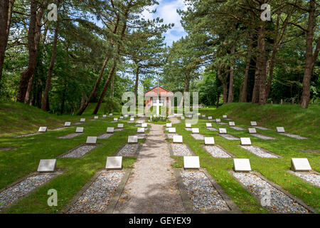 Everything-Friedhof-Gräber von Soldaten, Matrosen, Piloten, die während WWI & WWII, Schiermonnikoog, Friesland, Niederlande ertrunken. Stockfoto