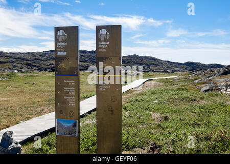 Blaue und gelbe Zeichen am Anfang der Promenade zum Sermermiut Inuit-Siedlung und Ilulissat Icefjord trail. Ilulissat, Grönland Stockfoto