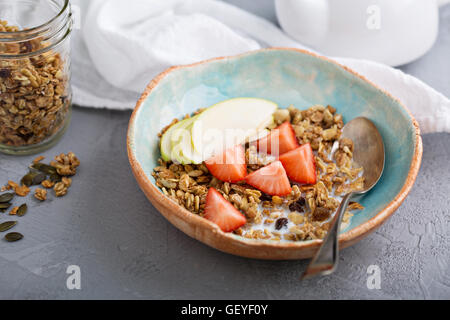 Hausgemachtem Müsli mit Milch zum Frühstück Stockfoto