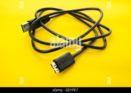 Closeup Details von USB 3.0-Anschluss auf gelbem Papier Stockfoto