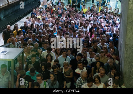 U-Bahn in Moskau während der Rush hour Stockfoto