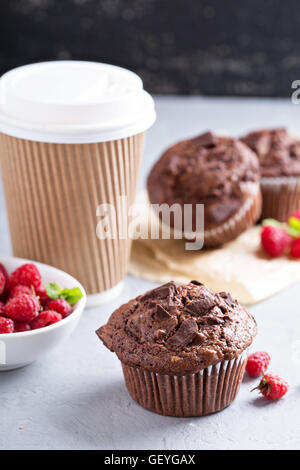 Schokoladen-Muffins mit Kaffee zum mitnehmen Stockfoto