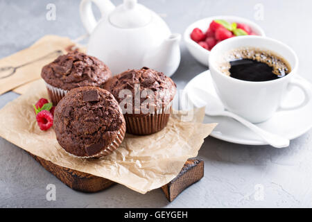 Schokoladen-Muffins mit einer Tasse Kaffee Stockfoto