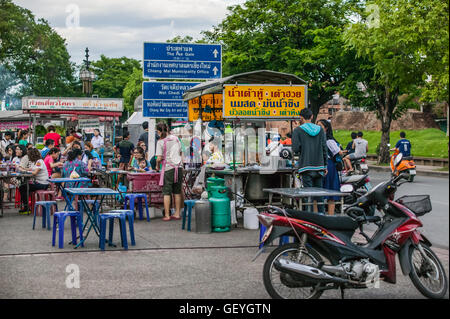 Menschen essen Speiselokal in Chang Phuak Tor Lebensmittelmarkt, North gate Chiang Mai Thailand Stockfoto