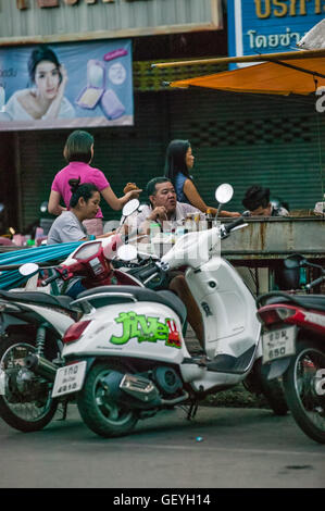 Menschen Essen im Lebensmittelmarkt Chang Phuak Tor, Nordtor Chiang Mai Thailand Stockfoto