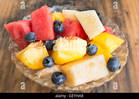Obstsalat auf rustikalen Holztisch. Stockfoto