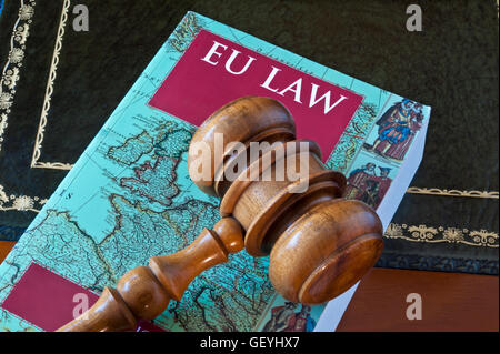 EU-Rechtsbuch mit Frontcover-Karte von Europa, auf dem Schreibtisch mit Richtern gavel Schengen-Abkommen der Europäischen Union Gesetze Rechtsverbindlichkeit Großbritannien und Europa Stockfoto