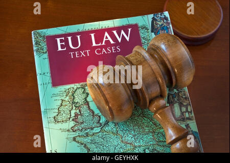 BREXIT Konzept Bild von EU-Recht Buch mit Karte von Großbritannien und Kontinentaleuropa vordere Abdeckung, auf dem Schreibtisch mit Richtern Hammer Stockfoto