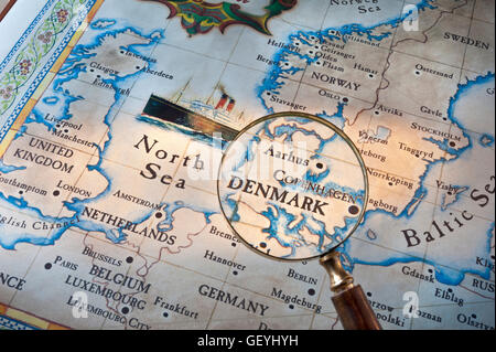 DÄNEMARK KOPENHAGEN AARHUS Karte mit Lupe: Sie können Dänemark-Kopenhagen-Aarhus im alten Stil sehen. Kreuzfahrtschiff in der Nordsee mit Großbritannien & Europa Stockfoto