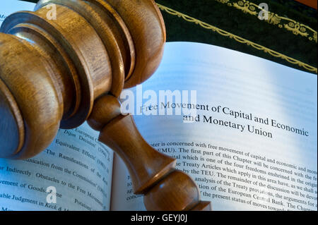 Öffnen Sie Konzept Bild der EU Referenz Gesetzbuch auf Schreibtisch mit Richterhammer auf Page-Referenz zu "Freien Kapitalverkehr..." Stockfoto