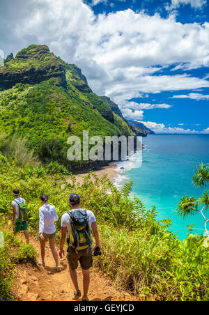 Wanderer auf dem Kalalau Trail auf Kauai Hanakapiai in Strandnähe Stockfoto