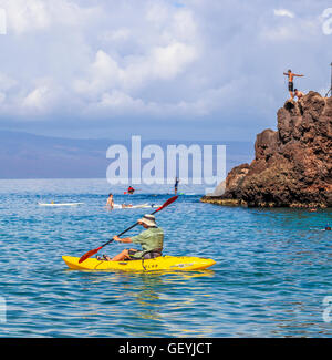 Kajakfahrer, Schnorchler, stand up Paddel-Boarder und andere von Black Rock am Kaanapali Beach Stockfoto