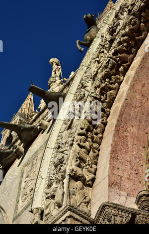 Schöne gotische Dekoration mit Szenen des täglichen Lebens im Mittelalter, von mittelalterlichen Portal St Mark Basilica in Venedig Stockfoto