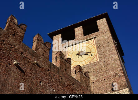 Mittelalterlichen Uhrturm von Außenwänden Castlevecchio (alte Burg) im Zentrum von Verona Stockfoto