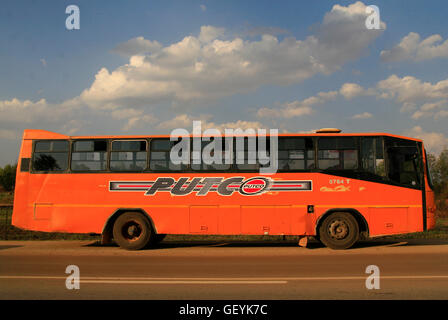 Öffentlicher Bus in der Nähe der Villa Mall, Moreleta Park, Pretoria Stockfoto