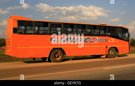 Öffentlicher Bus in der Nähe der Villa Mall, Moreleta Park, Pretoria Stockfoto