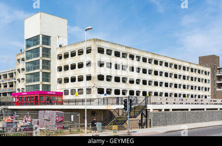 Grafton Parkhaus in Worthing. Hässliche Beton Parkhaus in Worthing, West Sussex, England, UK. Stockfoto