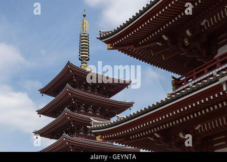 Blick in die Pagode und das Dach des Haupttores an der Senso-Ji-Tempel in Tokio, Japan. Stockfoto